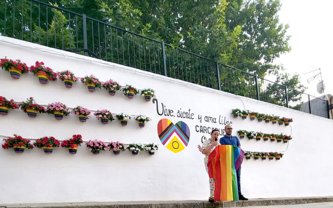 El Ayuntamiento de Carcabuey inaugura un mural con motivo del Día Internacional del Orgullo LGTBIQ+